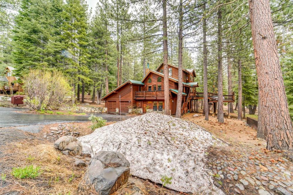 Deck with Hot Tub Serene Cabin in Truckee